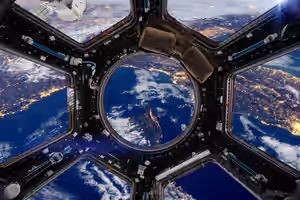 terre-et-vaisseau-spatial-elements-de-cette-image-fournis-par-la-nasa.jpg